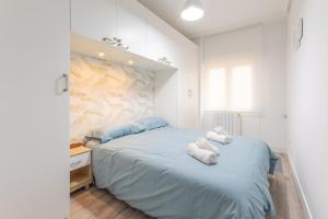 ein Schlafzimmer mit einem Bett, auf dem zwei Handtücher liegen in der Unterkunft Súpercéntrico Santander in Santander