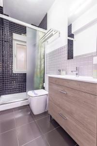 ein Badezimmer mit Toilette, Waschbecken und Dusche in der Unterkunft Súpercéntrico Santander in Santander