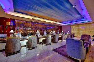 bar z kilkoma krzesłami w pokoju w obiekcie Chengdu Charming Yard Nature Nook Hotel w mieście Chengdu +282 zdjęcia