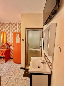 Postel nebo postele na pokoji v ubytování Hotel Embassy