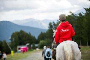Una persona che cavalca un cavallo lungo una strada sterrata di Hotel La Planada a Ordino