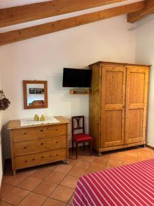 Televízia a/alebo spoločenská miestnosť v ubytovaní Laghel7 Agritur