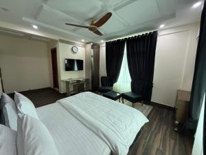 Un pat sau paturi într-o cameră la Harriot Hotel Skardu