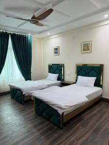 Un pat sau paturi într-o cameră la Harriot Hotel Skardu