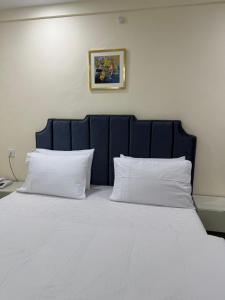 Un pat sau paturi într-o cameră la Harriot Hotel Skardu
