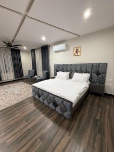 Un pat sau paturi într-o cameră la Harriot Hotel Skardu