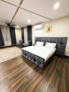 Un pat sau paturi într-o cameră la Harriot Hotel Skardu