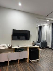 Un televizor și/sau centru de divertisment la Harriot Hotel Skardu