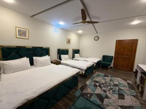 Un pat sau paturi într-o cameră la Harriot Hotel Skardu