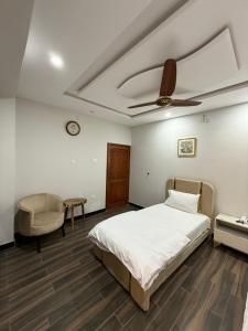 Un pat sau paturi într-o cameră la Harriot Hotel Skardu