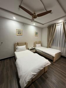 Un pat sau paturi într-o cameră la Harriot Hotel Skardu