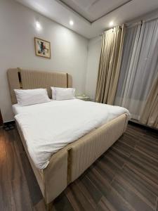 Un pat sau paturi într-o cameră la Harriot Hotel Skardu