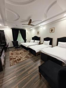 Un televizor și/sau centru de divertisment la Harriot Hotel Skardu