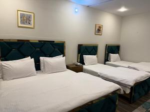 Un pat sau paturi într-o cameră la Harriot Hotel Skardu