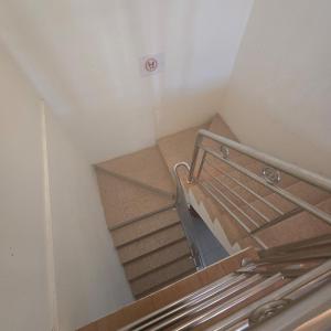 eine Draufsicht auf eine leere Treppe in einem Raum in der Unterkunft Magnificent White House Semporna by The Minimalist in Semporna