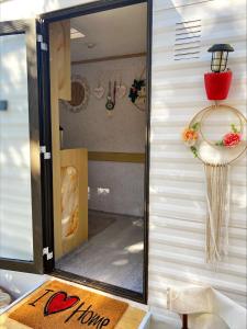 Fotografie z fotogalerie ubytování Nefeli's Dollhouse Caravan 3 minutes from Geroskipou Beach v destinaci Yeroskipou