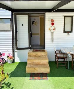 Fotografie z fotogalerie ubytování Nefeli's Dollhouse Caravan 3 minutes from Geroskipou Beach v destinaci Yeroskipou