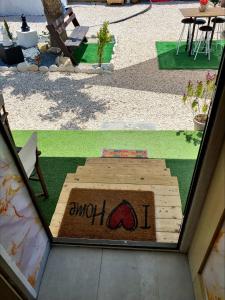Fotografie z fotogalerie ubytování Nefeli's Dollhouse Caravan 3 minutes from Geroskipou Beach v destinaci Yeroskipou