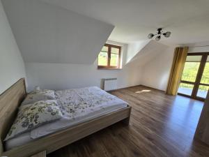 Posteľ alebo postele v izbe v ubytovaní BIESCZADNIK