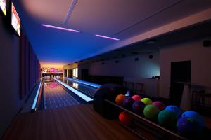 uma pista de bowling com bolas nas pistas em Hotel Château Gbeľany em Žilina