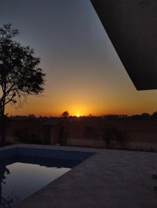 Východ nebo západ slunce při pohledu z vily nebo okolí