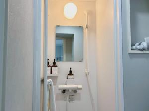 Un baño de Neighbor's Hotel 西十日市