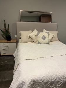 Luxury 2bdr Apt with Direct Pool in Paramar Blackにあるベッド
