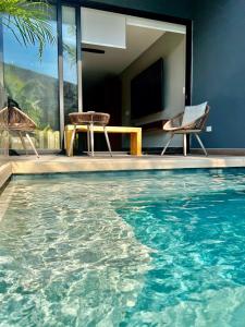 Luxury 2bdr Apt with Direct Pool in Paramar Blackの敷地内または近くにあるプール