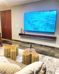 Luxury 2bdr Apt with Direct Pool in Paramar Blackにあるテレビまたはエンターテインメントセンター