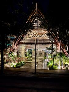 Luxury 2bdr Apt with Direct Pool in Paramar Blackにある庭