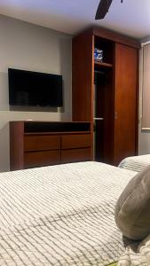 Luxury 2bdr Apt with Direct Pool in Paramar Blackにあるテレビまたはエンターテインメントセンター