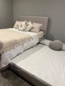 Luxury 2bdr Apt with Direct Pool in Paramar Blackにあるベッド