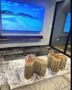 Luxury 2bdr Apt with Direct Pool in Paramar Blackにあるテレビまたはエンターテインメントセンター