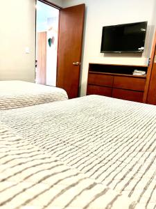 Luxury 2bdr Apt with Direct Pool in Paramar Blackにあるベッド