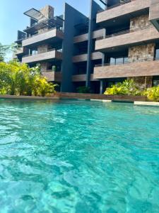 Luxury 2bdr Apt with Direct Pool in Paramar Blackの敷地内または近くにあるプール