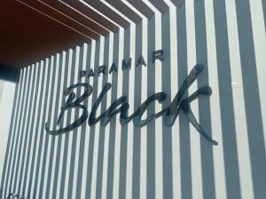 Luxury 2bdr Apt with Direct Pool in Paramar Blackに飾ってある許可証、賞状、看板またはその他の書類