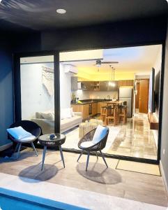 Luxury 2bdr Apt with Direct Pool in Paramar Blackにあるキッチンまたは簡易キッチン