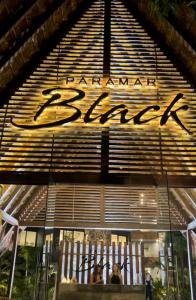 Luxury 2bdr Apt with Direct Pool in Paramar Blackに飾ってある許可証、賞状、看板またはその他の書類