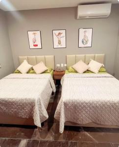 Luxury 2bdr Apt with Direct Pool in Paramar Blackにあるベッド