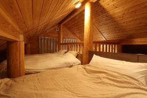 Postel nebo postele na pokoji v ubytování 石工房吉田