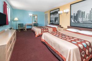 ビショップにあるSuper 8 by Wyndham Bishopのベッド2台と薄型テレビ付きのホテルの部屋 +27枚の写真