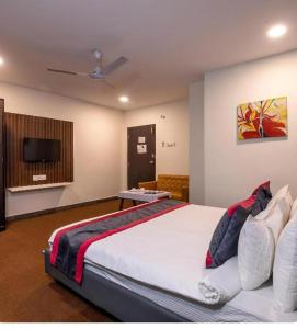 Postel nebo postele na pokoji v ubytování Blossom Rooms Hotel Abhi Residency - Opp Cyber Tower- a Luxury Collection Hotel- Free Early Check-ins