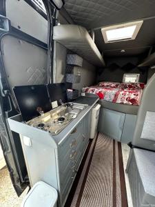 Kuchyň nebo kuchyňský kout v ubytování Rent van Luxury Sprinter