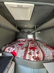 Postel nebo postele na pokoji v ubytování Rent van Luxury Sprinter