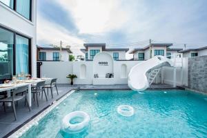 une piscine avec toboggan dans une maison dans l'établissement Emquatier Pool Villa Pattaya, à Ban Huai Yai 89 autres photos