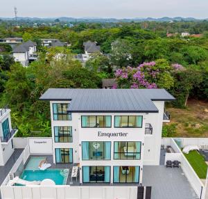 une vue aérienne d'une maison avec piscine dans l'établissement Emquatier Pool Villa Pattaya, à Ban Huai Yai