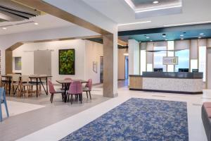 史密斯菲尔德Home2 Suites By Hilton Smithfield Selma的大堂的 ⁇ 染,设有用餐区