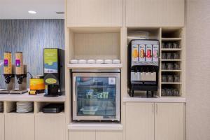 Home2 Suites By Hilton Smithfield Selma的厨房或小厨房