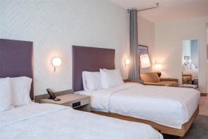 Home2 Suites By Hilton Smithfield Selma客房内的一张或多张床位