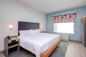 Home2 Suites By Hilton Smithfield Selma客房内的一张或多张床位